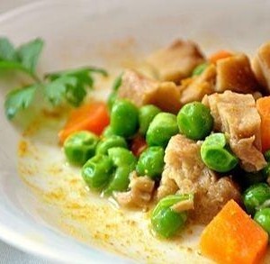 Seitan stufato con piselli e pomodori