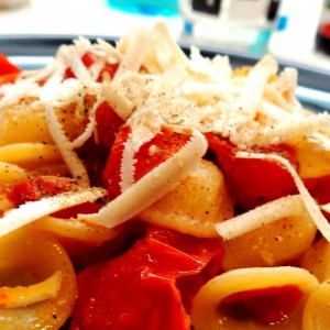 Orecchiette fresche, pomodoro e  scaglie di pecorino