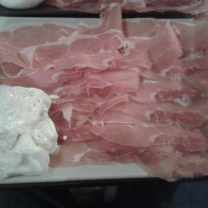 Prosciutto crudo, stracciatella  rucola e pomodorino ciliegia