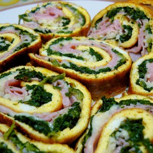 Rollè di frittata farcito con cotto e spinaci