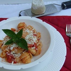 orecchiette-con-pomodorini-cipolla-rossa-di-t-L-BnSC4Y