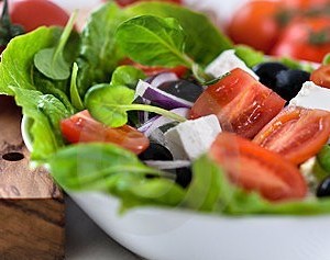 Gran’insalata con erbe spontanee  servita con formaggio fresco