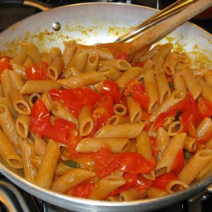 Pennette da agricoltura biologica con pomodoro e  basilico