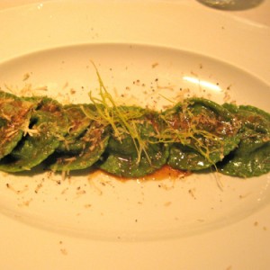 Ravioli verdi al caprino di fossa, pomodorino & erba cipollina