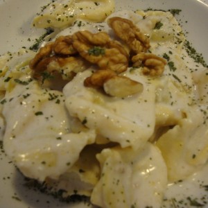 Tortelli ricotta  e spinaci in salsa  di noci