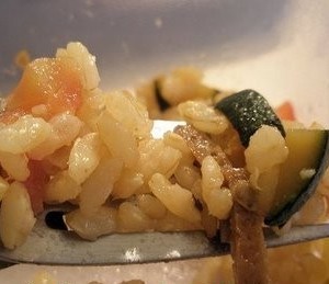 Riso integrale biodinamico  con ortaggi e chicche di pollo grigliato