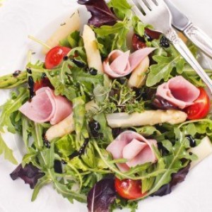 10375979-insalata-di-rucola-con-prosciutto-cotto-e-asparagi