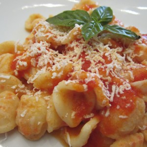 Orecchiette integrali con pomodoro, basilico e mozzarella