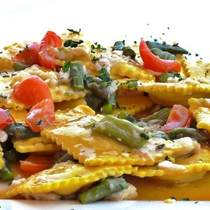 Ravioli artigianali agli asparagi ,.