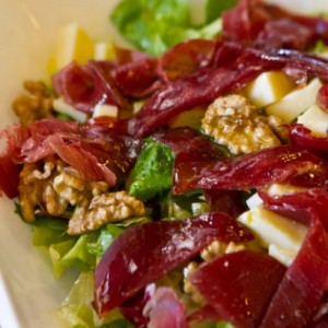 Insalata, pomodorini, filangè di bresaola,mozzarella