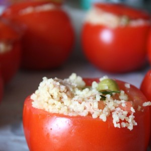 Pomodori ramati crudi  ripieni di quinoa e cornetti