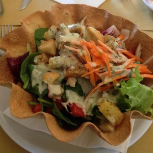 Caesar salad in Cialda di pane croccante