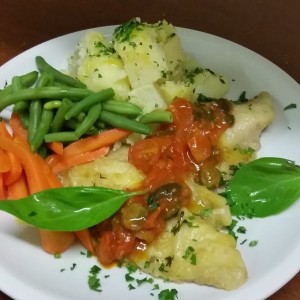 Filetto di Orata alla Mediterranea Servito con Patate Prezzemolate