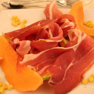 antipasto prosciutto e melone cantalupo e crudo di parma