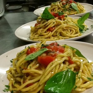 Troccoli freschi al pesto e pomodorini