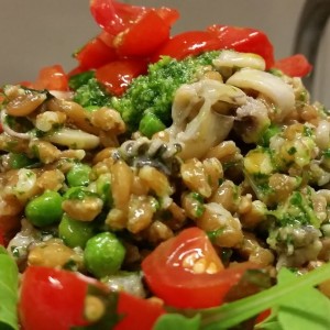 Farro Biologico alla Crema di Rucola Con Seppioline e Pomodorini