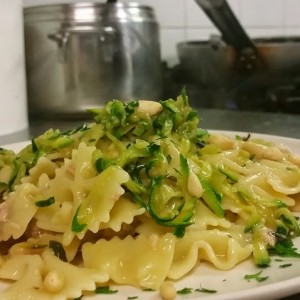 Farfalle al Tonno con zucchine e pinoli