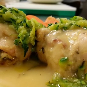 Involtini di Pollo Farciti Serviti con Patate al Forno