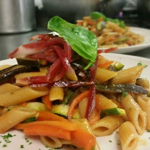 Mezze Penne Integrali Con Julienne di Verdurine e Prosciutto di Parma