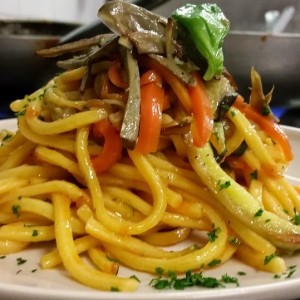 Spaghetti alla Chitarra Freschi Con Jiulienne di Verdure saltate in Padella