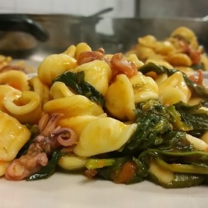 orecchiette fresche con cima di rapa e ciuffi di calamaretti