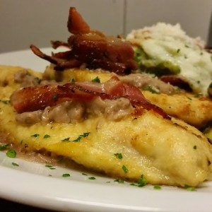 scaloppe di pollo in salsa di noci e bacon