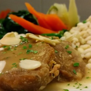 seitan al limone e mandorle con torretta di orzo