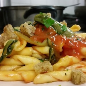 strozzapreti pomodorini e puntarelle