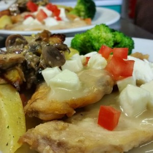 Scaloppe di Pollo alla Caprese  Servite con Spicchi di Patate e Funghi Trifolati