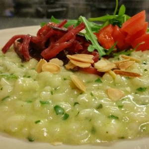 risotto al pesto di rucola con bresaola e mandorle