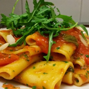 Paccheri al Pomodoro Fresco Con Pesto di Rucola e Mandorle Tostate