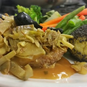 Scaloppine di Seitan con Carciofi e Mandorle Servite con Crocchette di Patate al Papavero