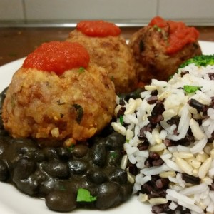 Albondigas ( Polpette di Manzo ,Riso e patate) servite con con Torretta di Riso e fagioli alla Messicana