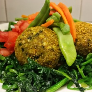 Arancini di Grano Saraceno alle Ortiche e Curcuma  Serviti con Spinaci al Tegame