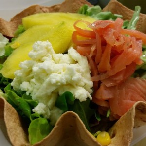 Insalata Esotica in Cialda Croccante (Salmone fumè, Mango, Avocado, straccetti di Mozzarella e germogli di Soia)