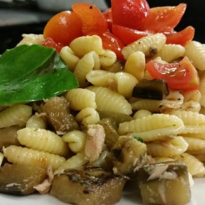 gnocchetti in insalta con tonno e melanzane