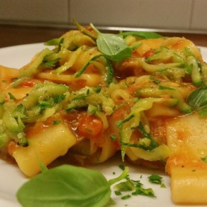 mezzi paccheri napoletani Con Pomodorini , Tonno e Zucchine