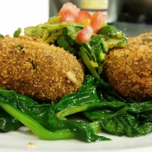 Crocchette di Seitan e Orzo Bio alle Zucchine Servito con Spinaci al Tegame 1