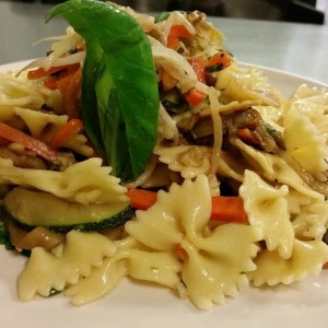 Farfalle in Insalata  Con Julienne di Verdurine e Germogli di Soia