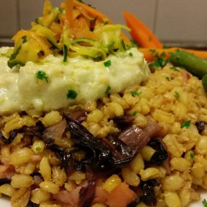 Insalata di Orzo Bio allo Zafferano Con Salmone Fumè e Salsa Guacamole