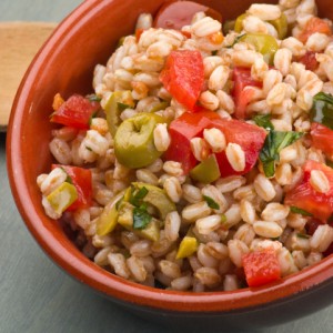 Insalata-di-farro-con-pomodorini-e-olive