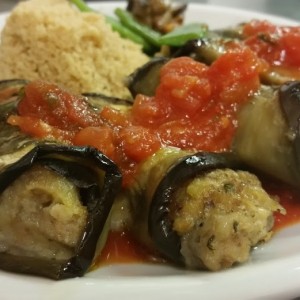 Involtini di Melanzane al Seitan Servite con Torretta di Cous cous Integrale Biologico 1