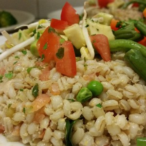 Orzo Biologico in Insalata  Con Avocado e Salmone Fumè