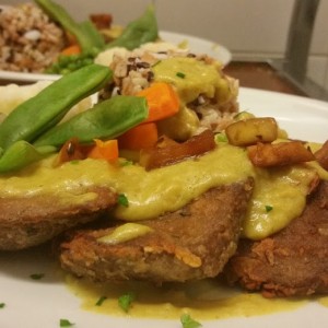 Scaloppine di Seitan in Salsa Curry e Mele Renette  Servite con Torretta di Cereali Biologici1