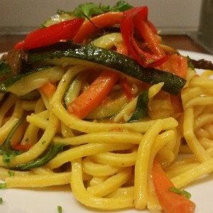 Spaghetti alla Chitarra Freschi  Con Julienne di Verdurine e Pomodorini