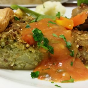 Torta Salata Broccoletti , TOFU e Pomodori Secchi Servita con Caponata di Melanzane1