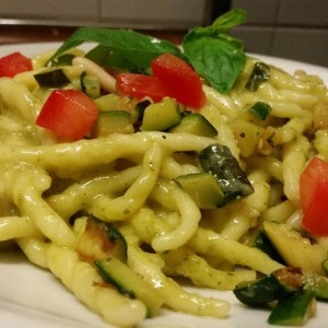 Trofie Fresche al Pesto di Basilico Con Zucchine e Pinoli