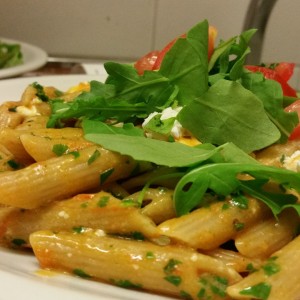 pennette Integrali al Pesto di Rucola Con Pomodorini e Feta1