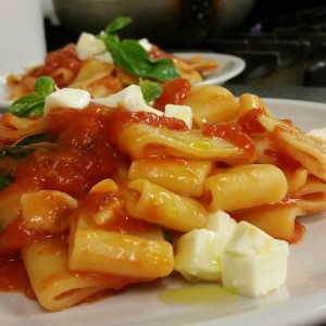 Calamarata Napoletana alla Sorrentina  Con  Pomodoro Fresco e mozzarella Filante