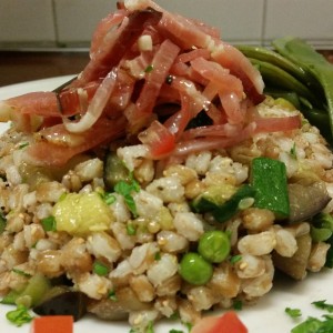 Insalata di Farro Biologico Con Speck e Verdurine Saltate in Padella